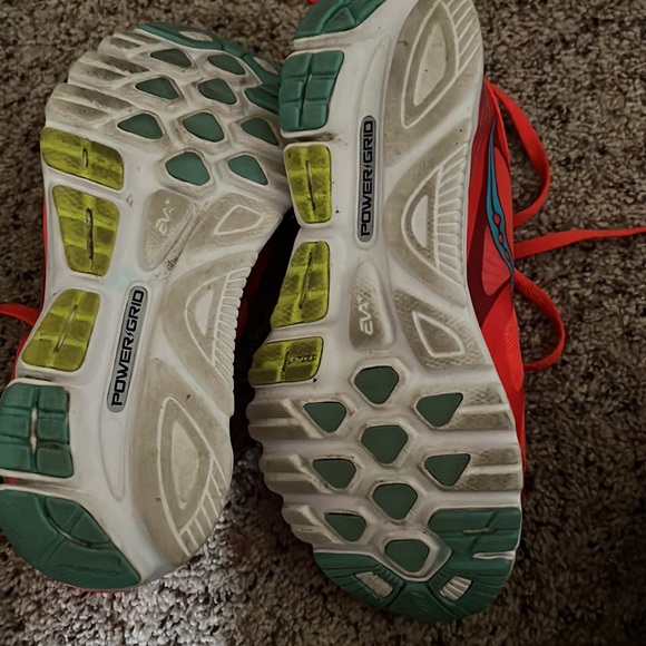 Woman’s Saucing Kinvara size 7.5 gently used - Picture 2 of 4